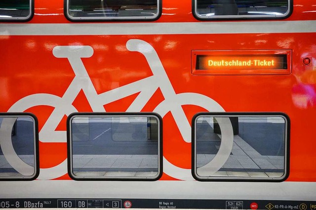 Seit Mai knnen Zugfahrer in Deutschla...r in Regional- und nicht in Fernzgen.  | Foto: Bernd von Jutrczenka (dpa)