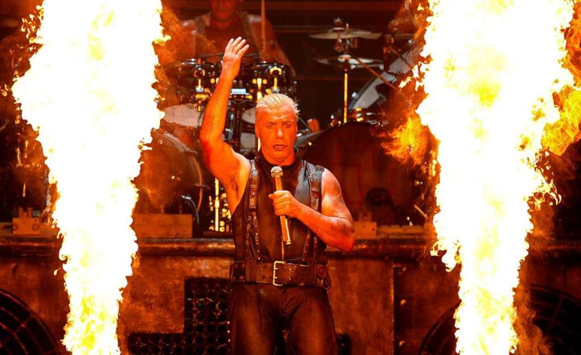 Till Lindemann, Sänger der Band Rammst...acken Open-Air Festival auf der Bühne.  | Foto: Axel Heimken