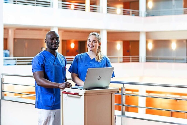 Teamarbeit ist eine der wertvollen Erf...ereich Pflege am Uniklinikum Freiburg.  | Foto: Britt Schilling