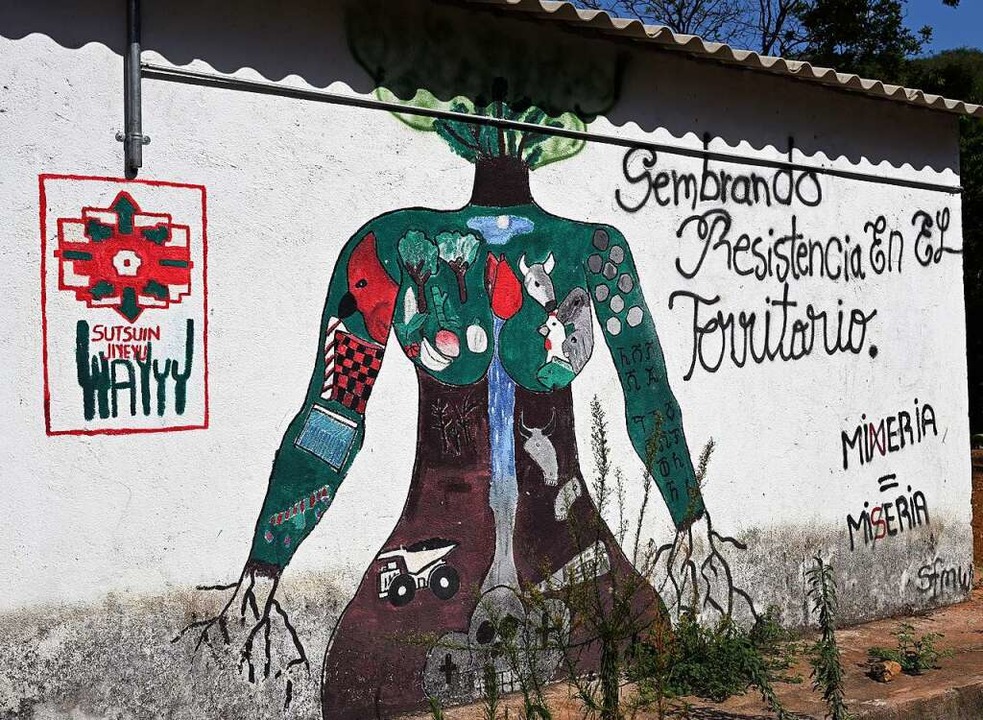Bergbau gleich Armut: Protest-Graffiti gegen die Mine   | Foto: Tobias Käufer