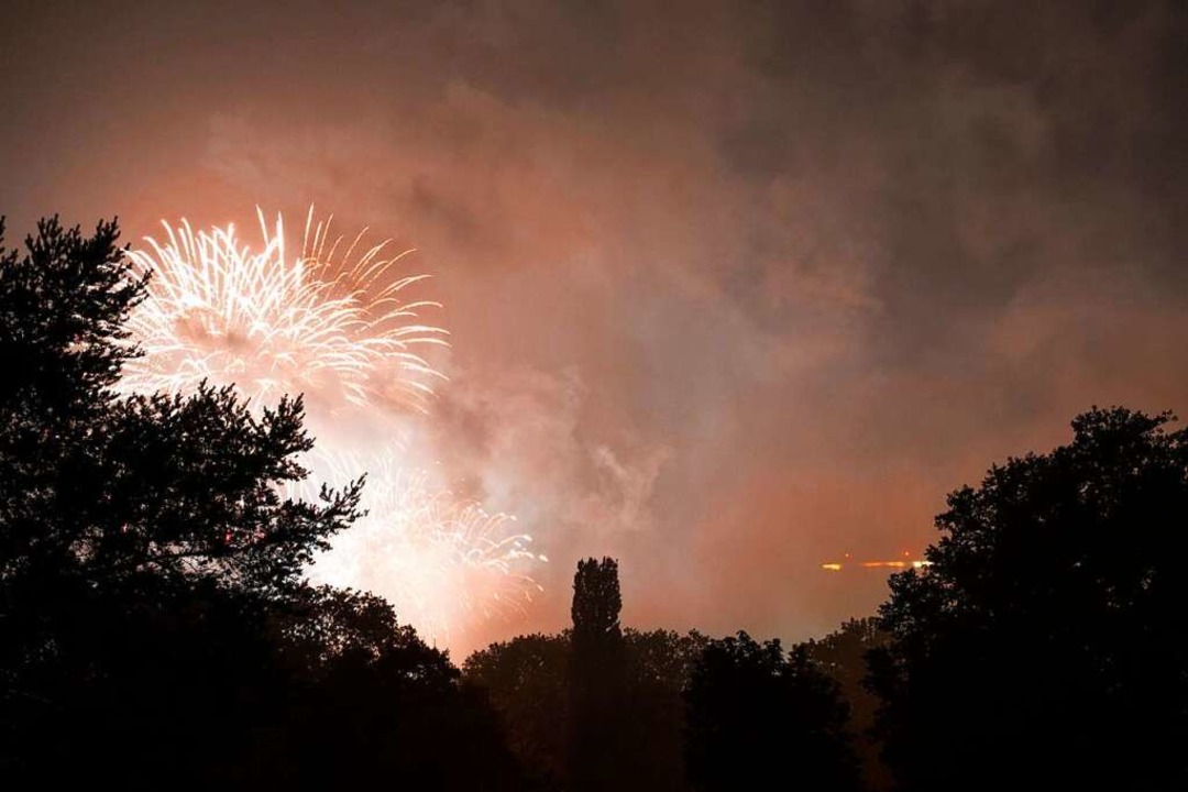 Vor knapp einem Jahr gab es Irritationen um dieses nächtliche Feuerwerk.  | Foto: Fabian Linder