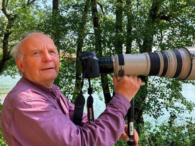 Adolf Mller mit seiner Kamera mit Riesenobjektiv am Rheinufer  | Foto: Annemarie Rsch