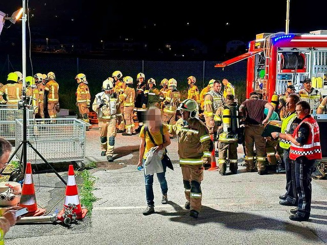 Die Feuerwehr half bei der Evakuierung  | Foto: Zoom.Tirol (dpa)