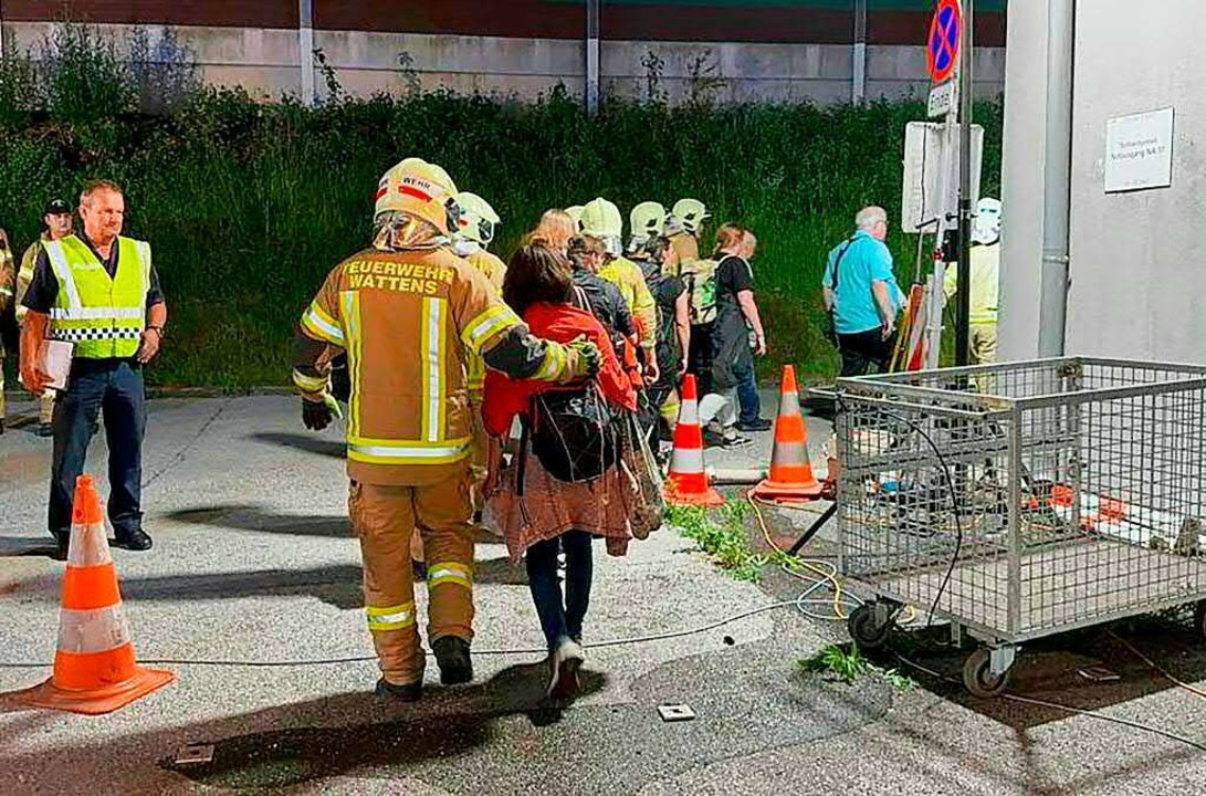Die Feuerwehr half bei der Evakuierung  | Foto: Zoom.Tirol (dpa)