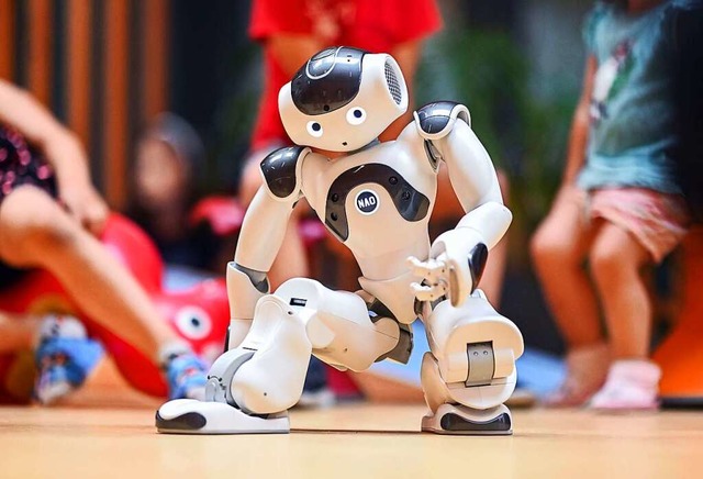 In der inklusiven Kita im Lebenshilfeh...der humanoide Roboter NAO vorgestellt.  | Foto: Uli Deck (dpa)
