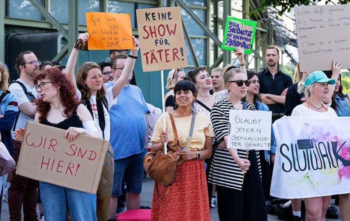 Einige Menschen protestierten in München gegen sexualisierte Gewalt.  | Foto: Sven Hoppe (dpa)