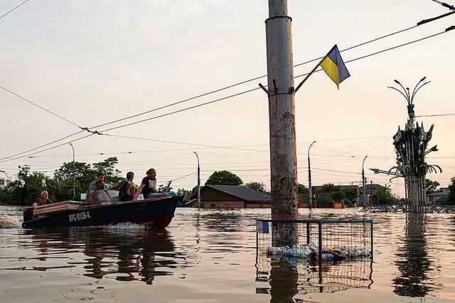 Nach Staudamm-Zerstörung: Selenskyj besucht Flutgebiet in Südukraine