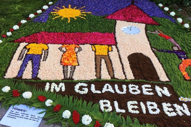 Der Blumenteppich der Kfd Breitnau set...d der katholischen Kirche auseinander.  | Foto: Gabi Winterhalder