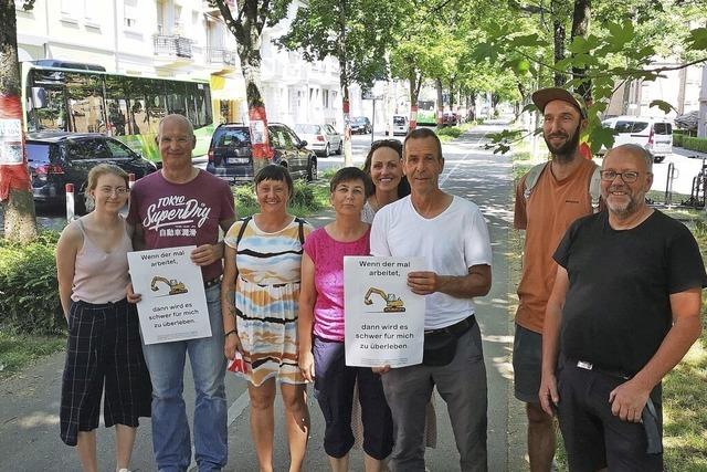 Aktivisten markieren Bäume in der Offenburger Oststadt