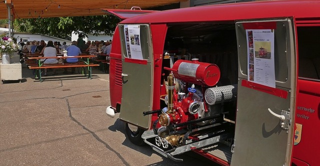 Das alte Feuerwehrfahrzeug schmckt den Eingang des Dorfhocks.  | Foto: Ulric Senf