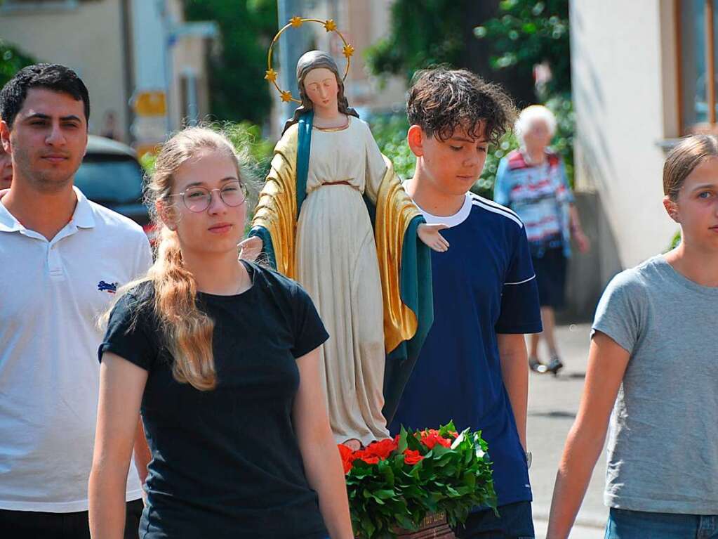 Jugendliche fhren eine Marienstatue bei der Fronleichnamsprozession in Oberrimsingen mit.