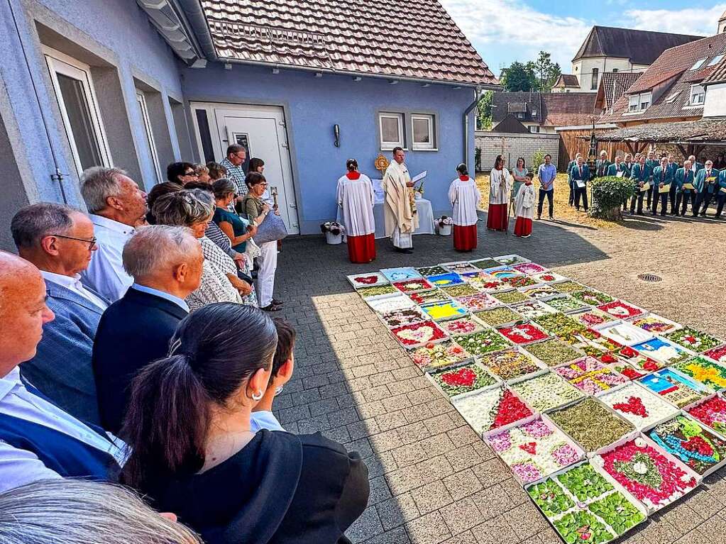 Blumenteppich aus Pizzaschachteln beim Fronleichnamsfest in Gottenheim