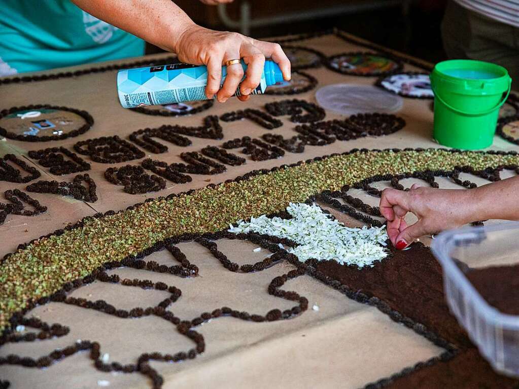 Vorarbeiten frs Fronleichnamsfest in Glottertal:  Ein Bildmotiv fr einen Blumenteppich wird auf groen Holzplatten angelegt.