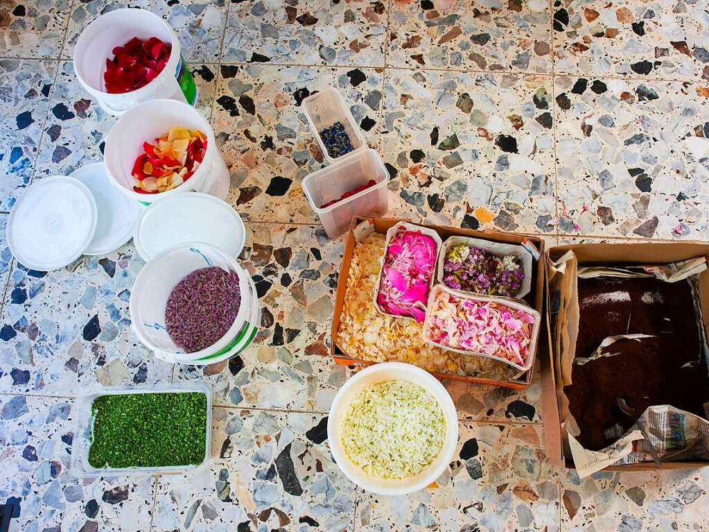 Vorarbeiten frs Fronleichnamsfest in Glottertal:  Nach Farben sortierte Bltenbltter und andere Pflanzenteile  sowie Kaffeesatz stehen bereit.