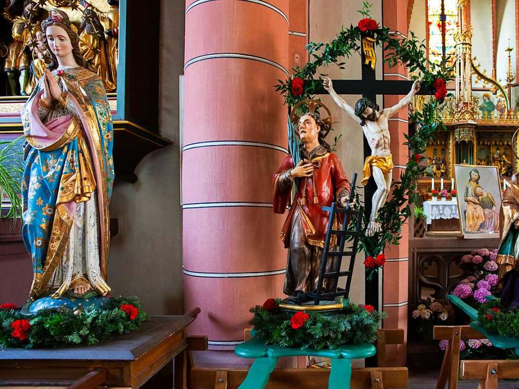 Vorarbeiten frs Fronleichnamsfest in Glottertal:  In der Kirche werden die Tragefiguren fr die Prozession auch mit Blumen geschmckt.