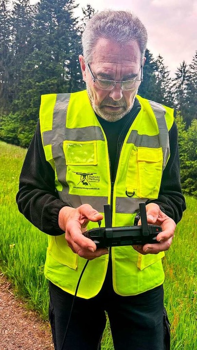 Bernhard Wichmann steuert seine Drohne.  | Foto: Daniel Hengst