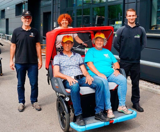 Mitglieder des Stadtseniorenrates (Mit...mit einem hollndischen Rikschamodell.  | Foto: Reinhard Herbrig