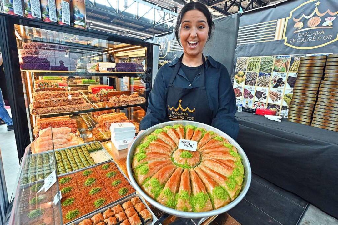 Die farbenprächtigsten Süßigkeiten und...ln der Expo-Türkiyem hat Naowel Bessa.  | Foto: Michael Bamberger