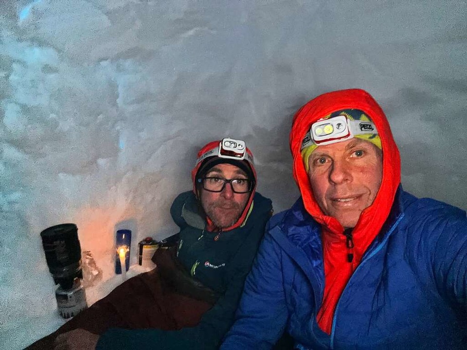 Jrn Heller (links) und Robert Jasper ...n einer Schneehhle &#8211; ein Selfie  | Foto: privat