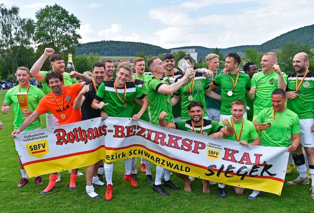 Pokal, Bier und strahlende Gesichter &...n Männern des FC Furtwangen<ppp></ppp>  | Foto: Roland Sigwart