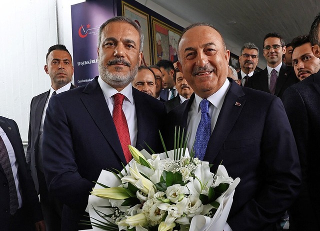 Der neue trkische Auenminister Hakan... mit seinem Vorgnger Mevlt Cavusoglu  | Foto: ADEM ALTAN (AFP)