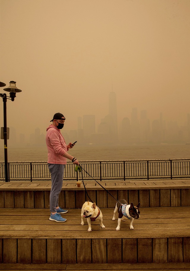 Da kommt die Maske wieder ins Spiel &#...eienden Rauch, der New York einhllt.  | Foto: Vanessa Carvalho (dpa)