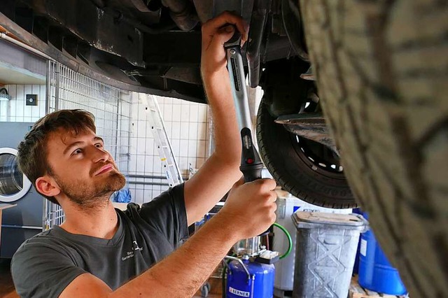 Jason Krieg arbeitet in der Kfz-Werkstatt des Lahrer Bauhofs.   | Foto: Bastian Bernhardt