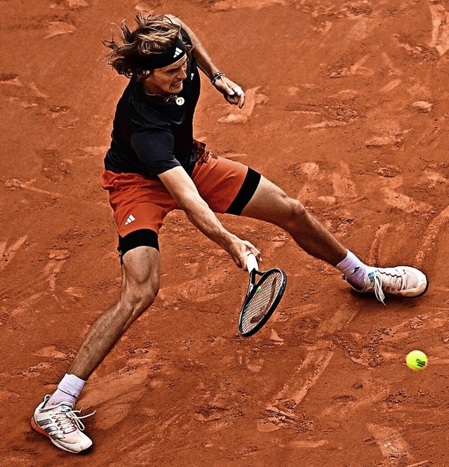 Wilder Tanz auf Sand: Alexander Zverev  | Foto: JULIEN DE ROSA (AFP)