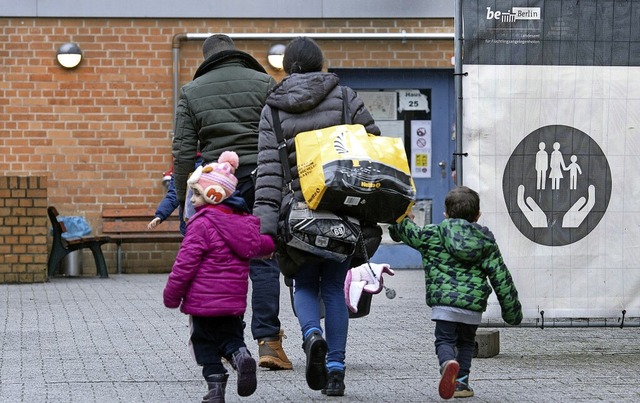 Flchtlinge ohne Bleibeperspektive knnten knftig schneller abgeschoben werden.  | Foto: Paul Zinken (dpa)