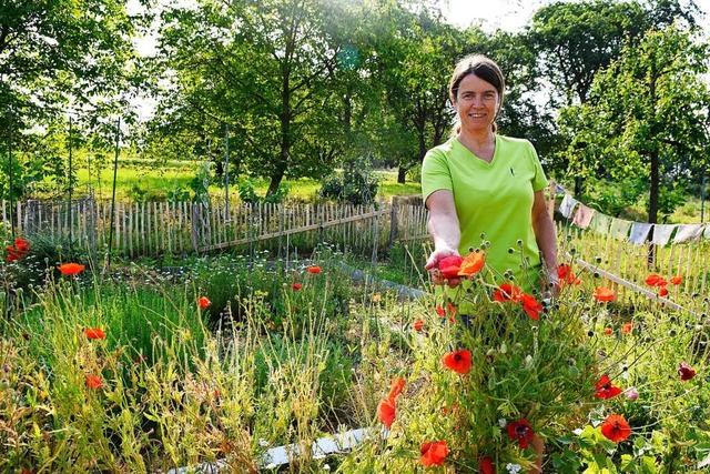 Andrea Krayl in ihrem Kruter- und Obstbaumgarten   | Foto: Bettina Schaller