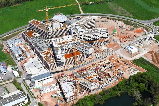 Der Bau des Klinikums in Lrrach liegt im Zeitplan.  | Foto: Erich Meyer
