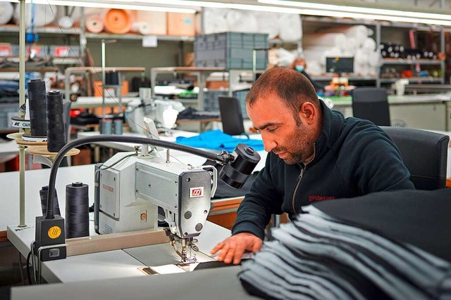 &#8222;Nhen ist bei uns noch Handarbe...-Fertigung bei Girsberger in Endingen.  | Foto: Girsberger/Janik Gensheimer