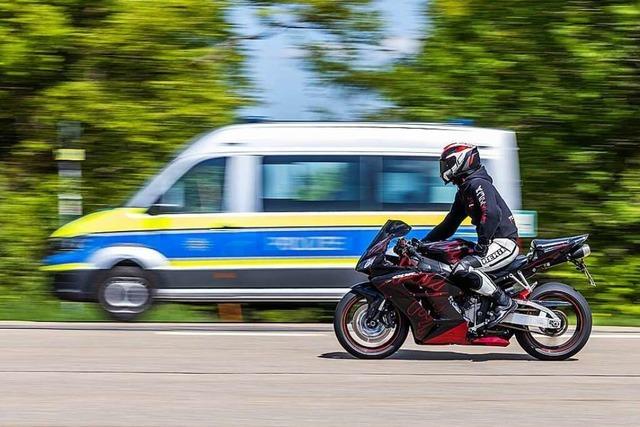 Polizei kontrolliert Tausende Motorradfahrer und findet viele Verstöße