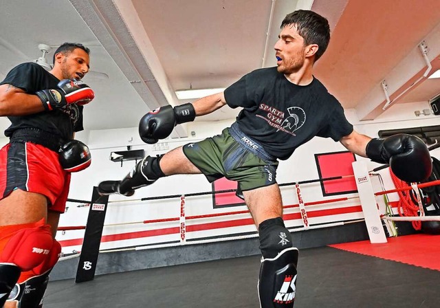 Yannick Hammann (rechts) trainiert mit Mustafa Malallah fr seinen Kampf.  | Foto: Michael Bamberger