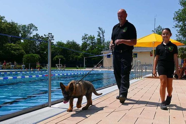 Welpe Nick ist zum ersten Mal im Freib...on seiner Tochter Esila (9) begleitet.  | Foto: Sophia Ungerland