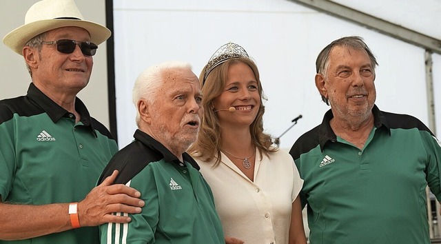 Ein Erinnerungsfoto mit Weinknigin Je...es Altherren-Supercups aus Hildesheim.  | Foto: Volker Mnch