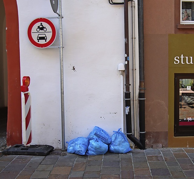 Neben dem Metzgertor (Bild links) in W...rfhrung in Tiengen heimlich entsorgt.  | Foto: Nico Talenta