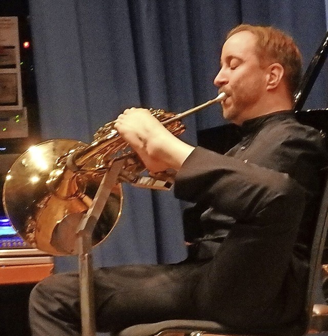 Felix Klieser spielt die Ventile des Horns mit den Fen.  | Foto: Bianca Flier