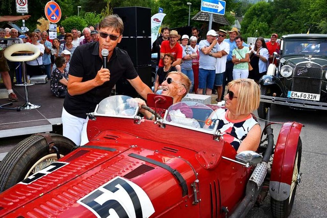 Moderator Hansy Vogt (links) stellte d...schen Fahrzeuge auf der Festwiese vor.  | Foto: Horst Dauenhauer