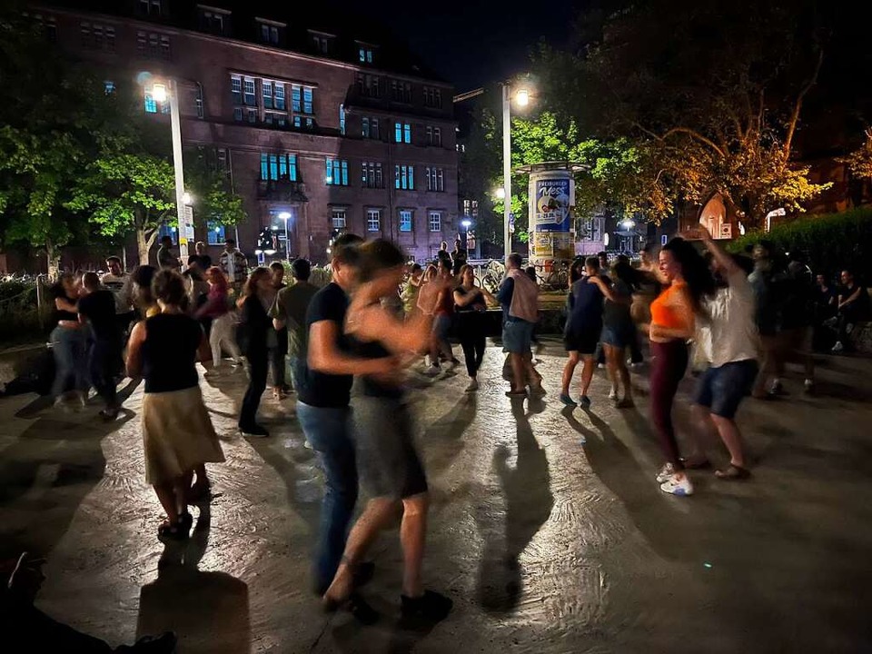 Im Freiburger Tanzbrunnen wird im Sommer fast jeden Abend Salsa getanzt.  | Foto: Christina Rehm