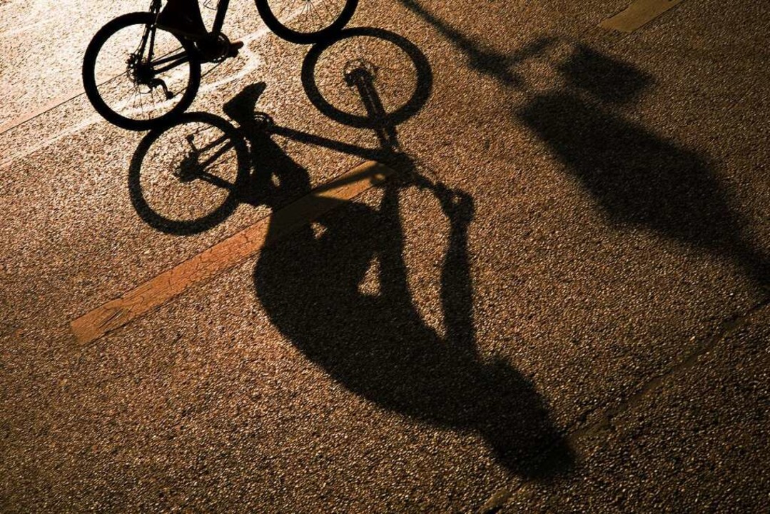 Ein Radfahrer war ohne Licht unterwegs...nkelheit mit einem Fußgänger zusammen.  | Foto: Peter Kneffel (dpa)