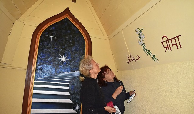 Notburga Rosenstiel (links) und Petra ...n der Seitenwand den letzten Schliff.   | Foto: Martin Schwenninger