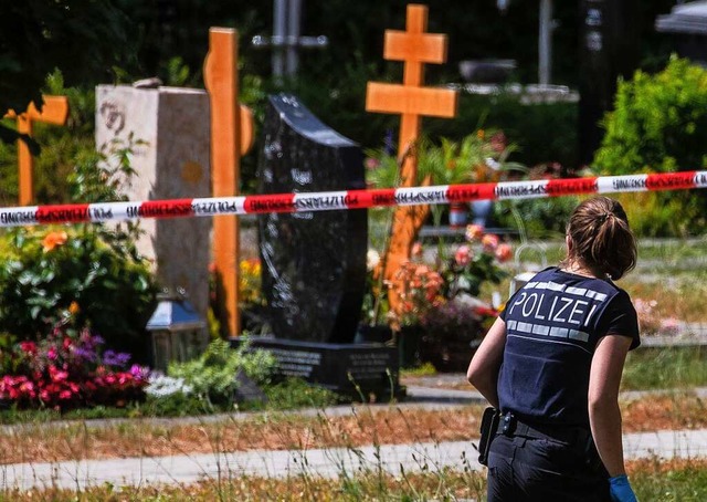 Eine Polizistin geht ber den abgesper...hof in Altbach im Landkreis Esslingen.  | Foto: Christoph Schmidt (dpa)