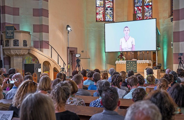 In der Frther St.-Paul-Kirche fand ein KI-Gottesdienst mit Avataren statt.  | Foto: Daniel Vogl (dpa)
