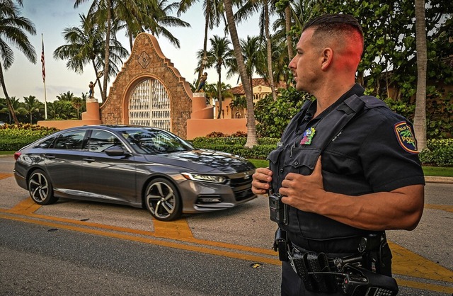 Polizei vor dem Anwesen von Donald Trump in Florida im April dieses Jahres   | Foto: GIORGIO VIERA