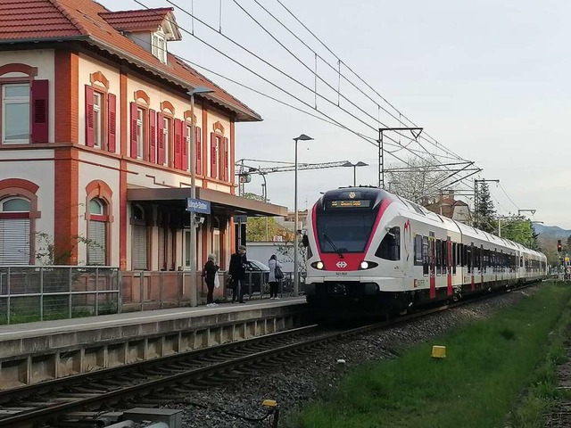 Eine S-Bahn am Bahnhof in Lrrach-Stetten  | Foto: Daniel Gramespacher