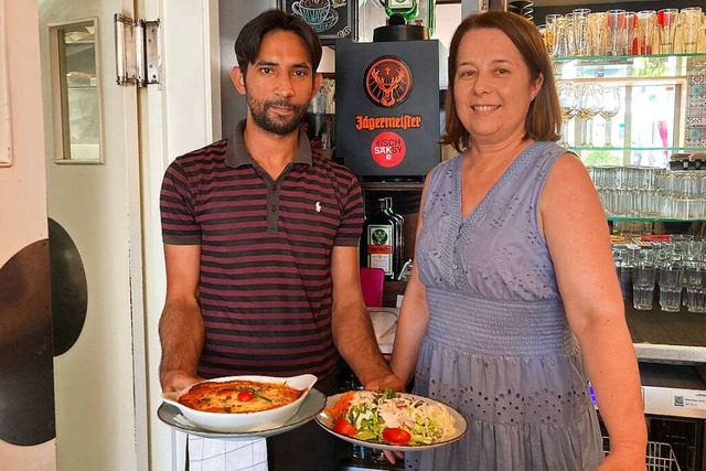 Ali Naveed bringt Essen ins Restaurant...m steht seine Chefin Andrea Scalabrin.  | Foto: Annemarie Rsch