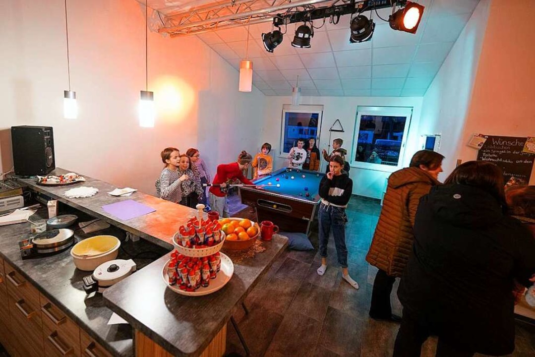 Die Atmosphre im Bugginger &#8222;Juz...llen Erffnungsfeier im Dezember 2022.  | Foto: Volker Mnch