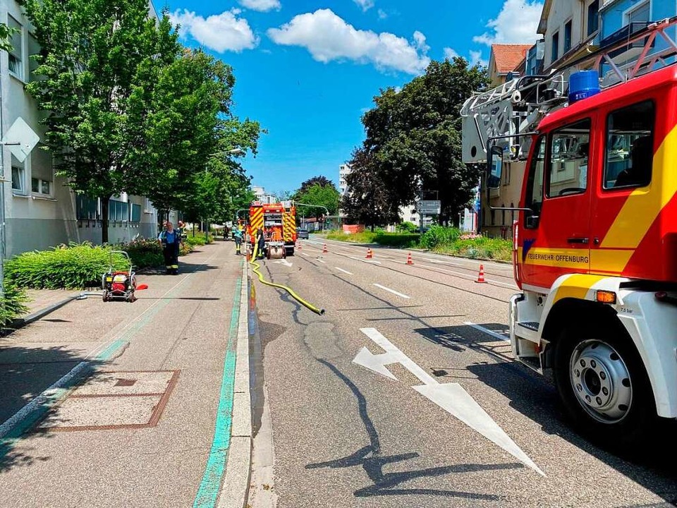 Die Feuerwehr an der Einsatzstelle in der Straßburger Straße  | Foto: Feuerwehr