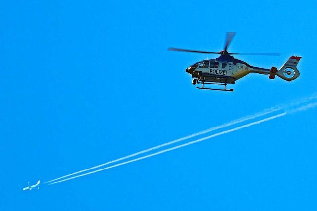 Ein Hubschrauber suchte in Offenburg nach einem lteren Mann.  | Foto: Robert Michael (dpa)